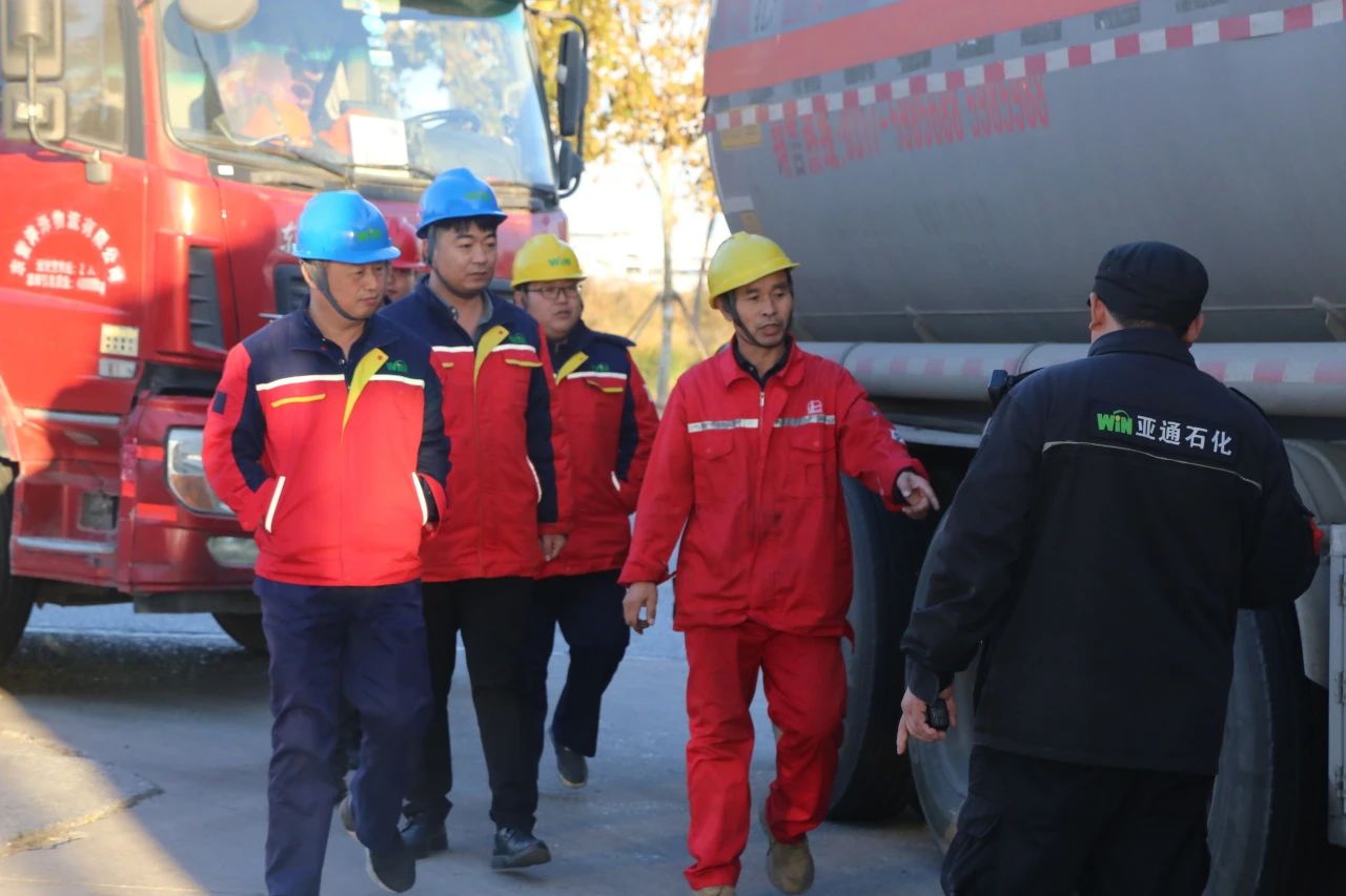 嚴守安全關(guan)——亞通石化開(kāi)展車輛進場(chǎng)作業突擊檢(jiǎn)查